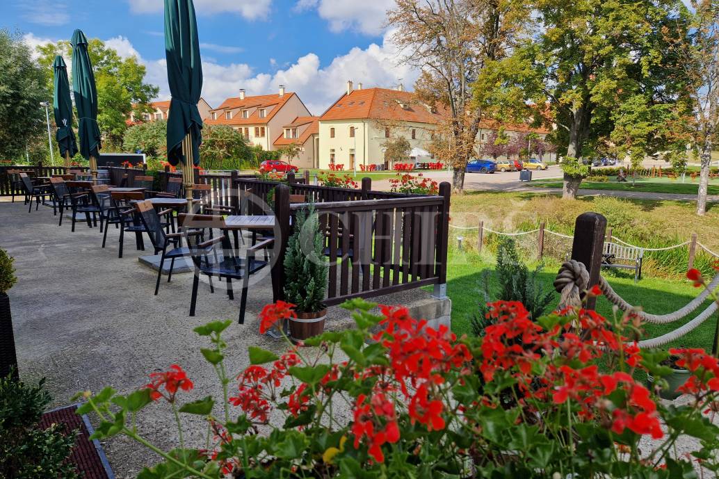 Pronájem restaurace, OV, 180m2, ul. Husovo nám., Hostivice