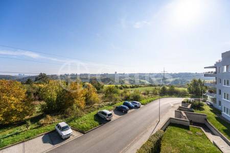 Prodej bytu 4+1 s balkonem, lodžií, sklepem a garážovým stáním, OV, 178m2, ul. Klausova 1360/13b, Praha 5 - Stodůlky