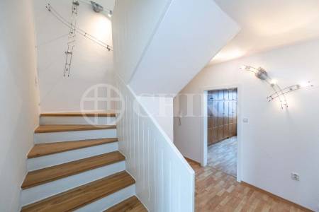 Pronájem bytu 4+kk s balkonem a dvěma terasami, OV, 115m², ul. Sluneční náměstí 2562/2, Praha 5 - Hůrka